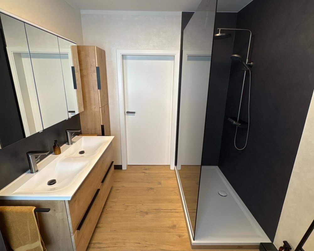 Komplettbadsanierung im Landkreis St. Wendel – mit natürlicher Holzoptik und dunklen Akzenten 02